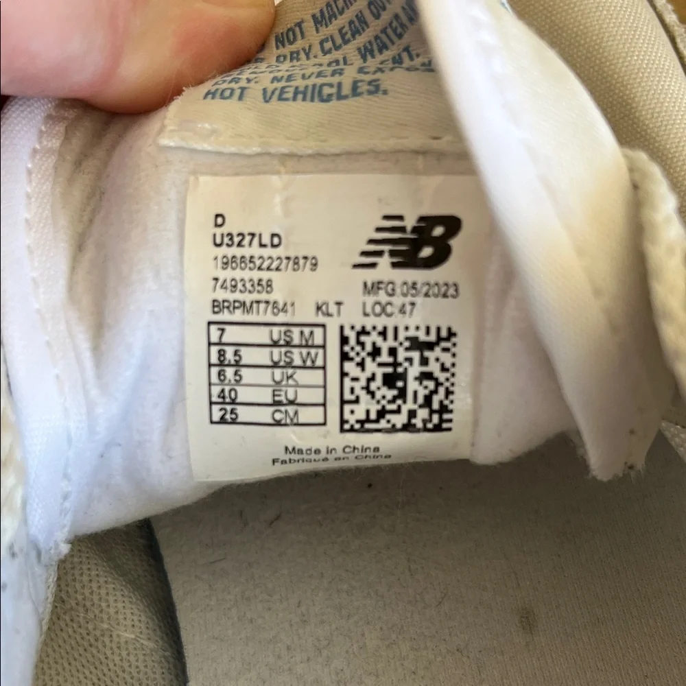New Balance 327 in white/ beige Mens 7 Women 8.5 - Picture 3 of 4
